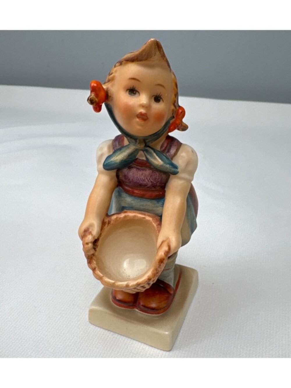 Goebel Hummel Little Helper 73 TMK6 Figurine Germany 5” Hand-Painted Porcelain